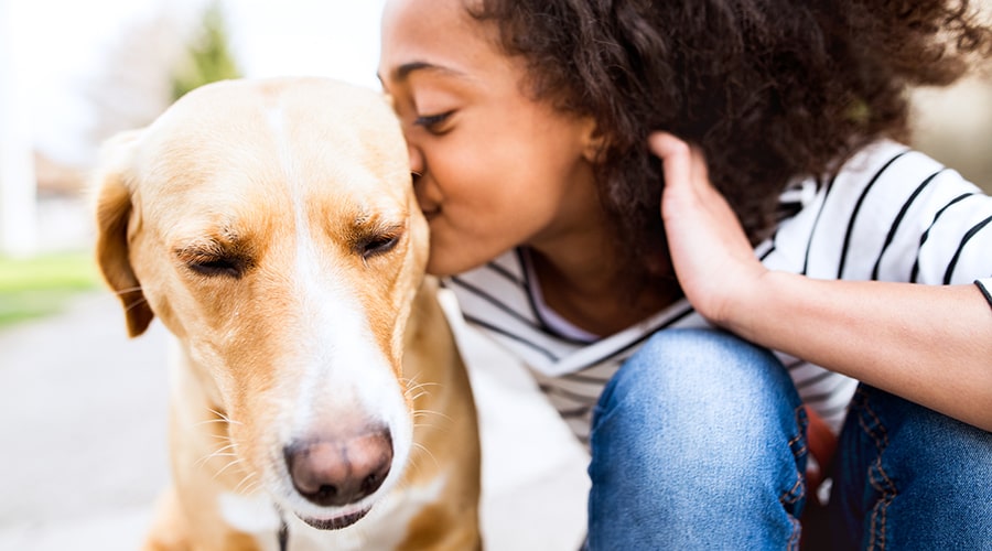 girl-kissing-yellow-lab